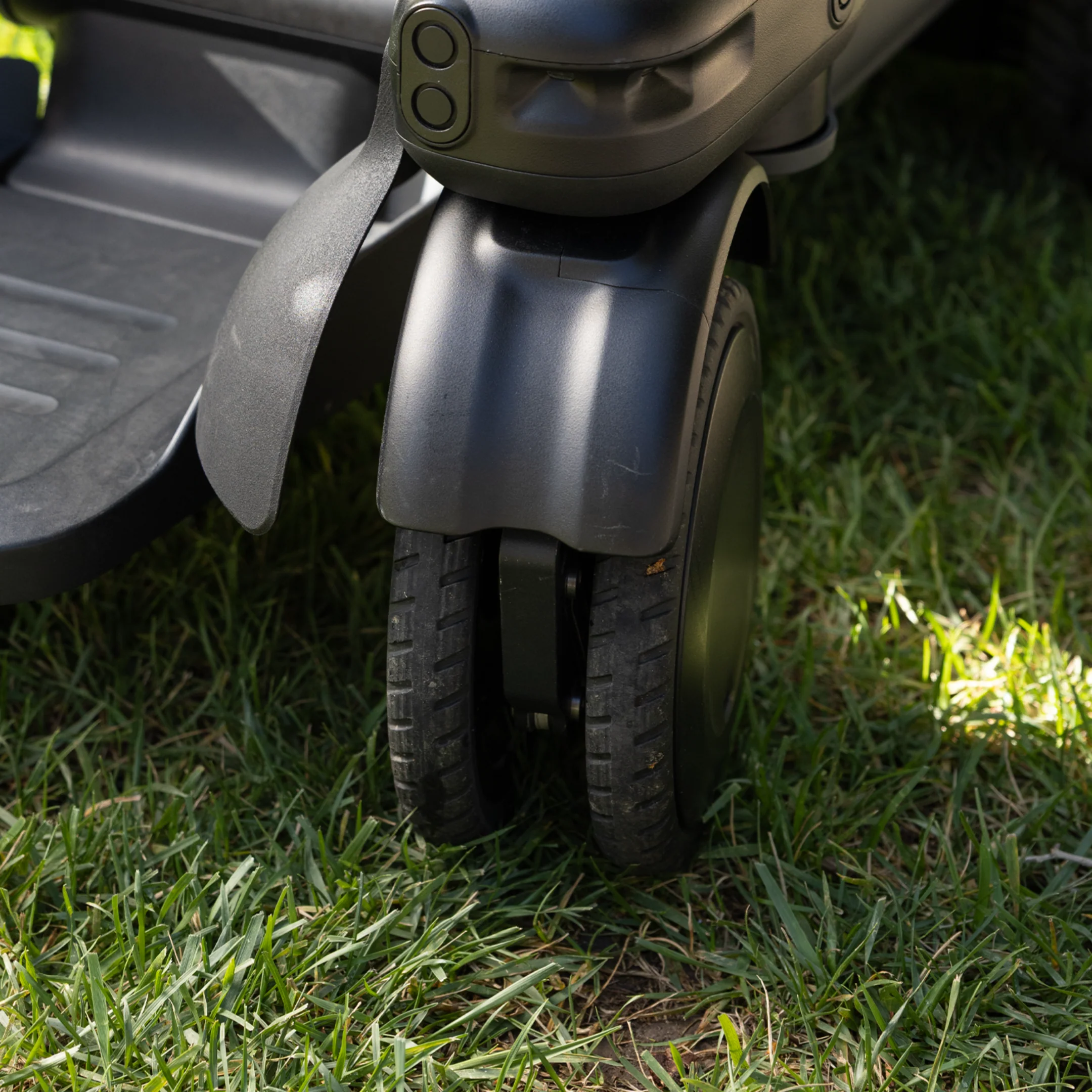 The twin-wheel prevents entrapment in wide gaps