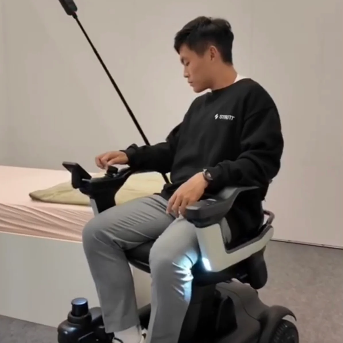 Use Co-Pilot+ to smoothly back the ev¹ into tight spaces